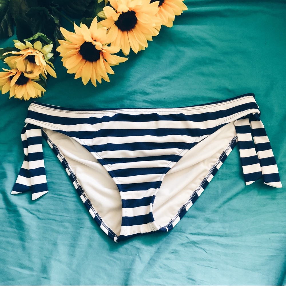 navy & white striped bikini bottoms 🍃
